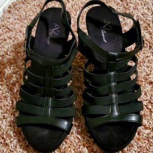 Wedge Black Sandles. SZ 8